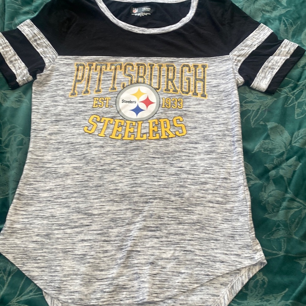 Ladies NWOT PITTSBURGH STEELERS XS GAME DAY SHIRT